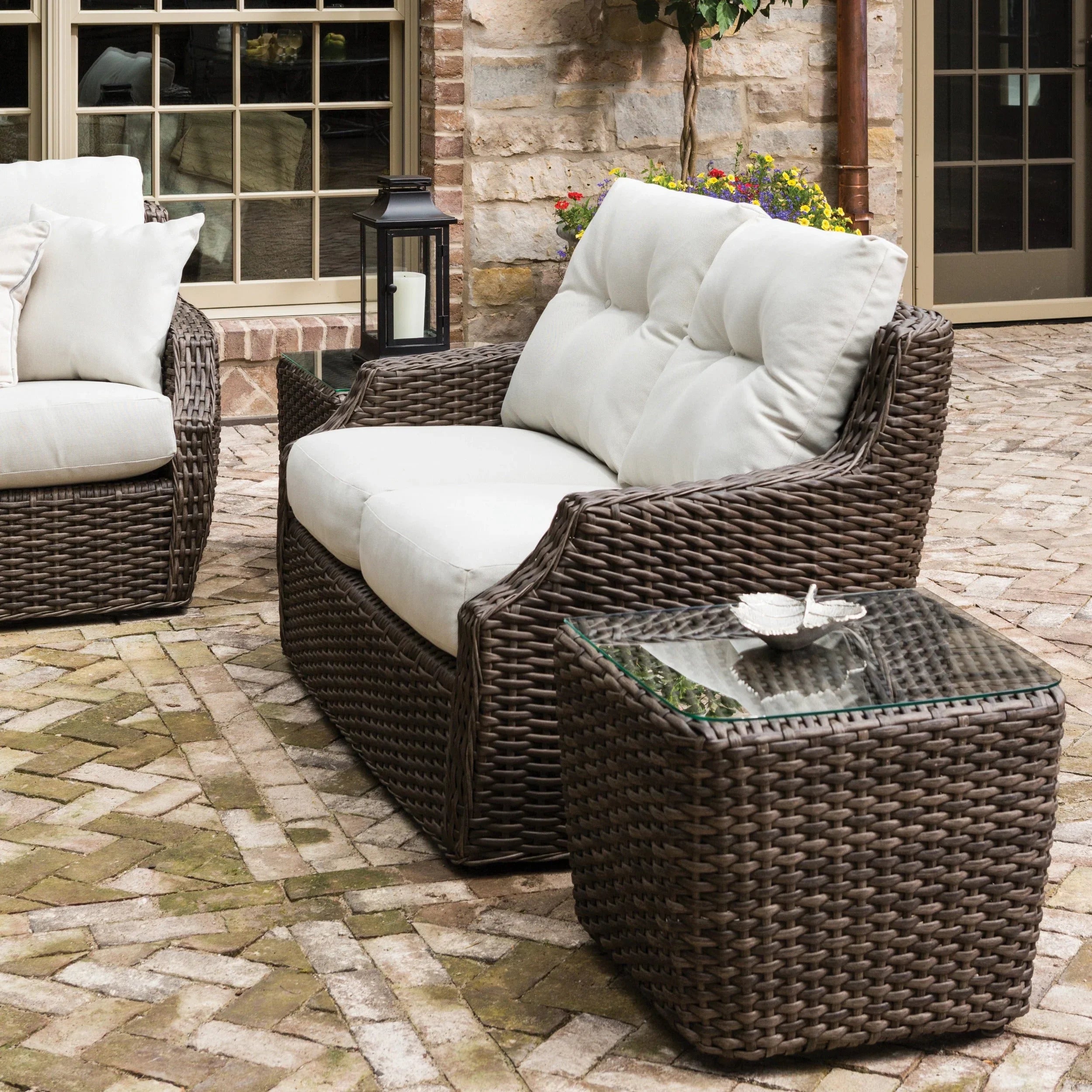 Lloyd Flanders Largo Cushioned Loveseat