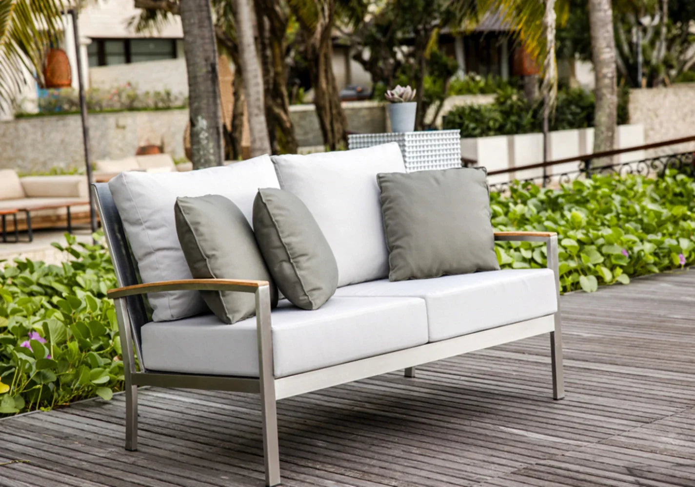 Avanti Loveseat view 13