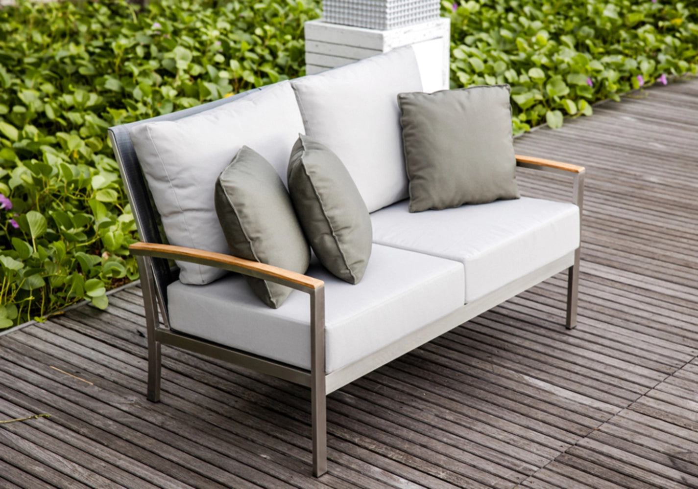 Avanti Loveseat view 14