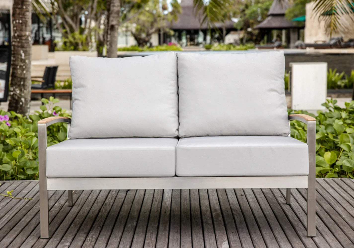 Avanti Loveseat view 15