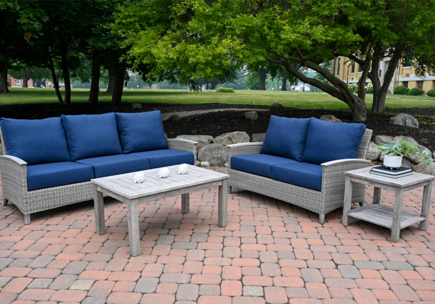 Bella Loveseat view 40