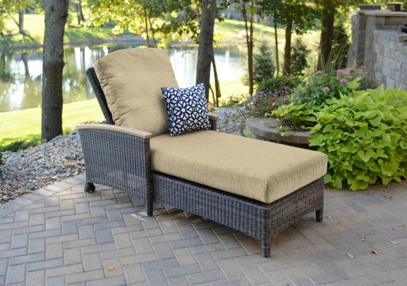 Bella Chaise Lounge view 32