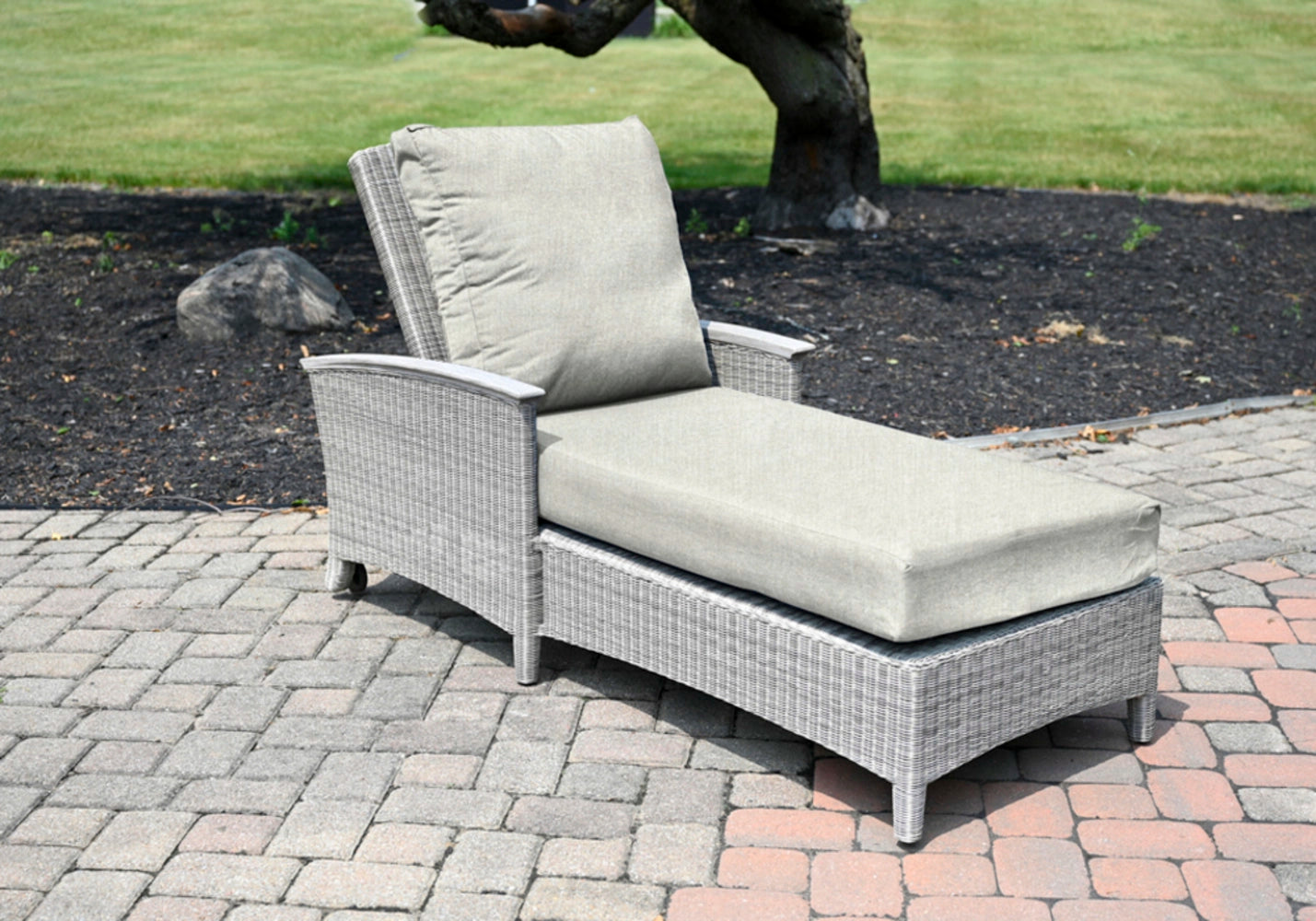 Bella Chaise Lounge view 35