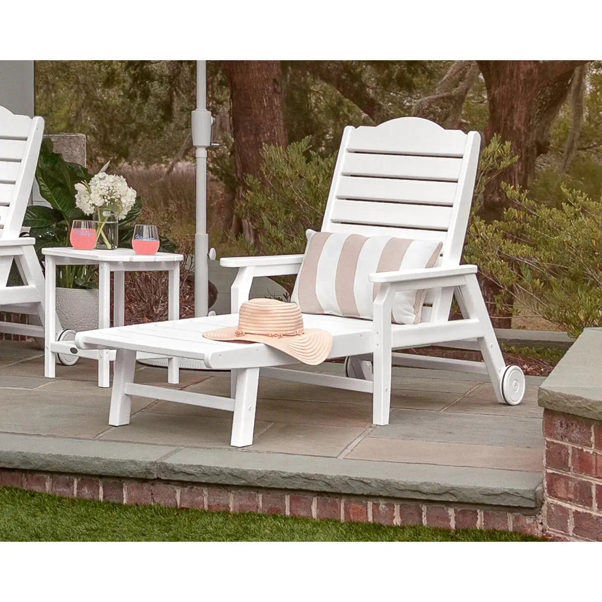 Savannah Chaise with Arms and Wheels 18