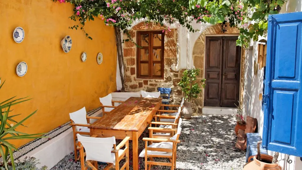 mediterranean patio design
