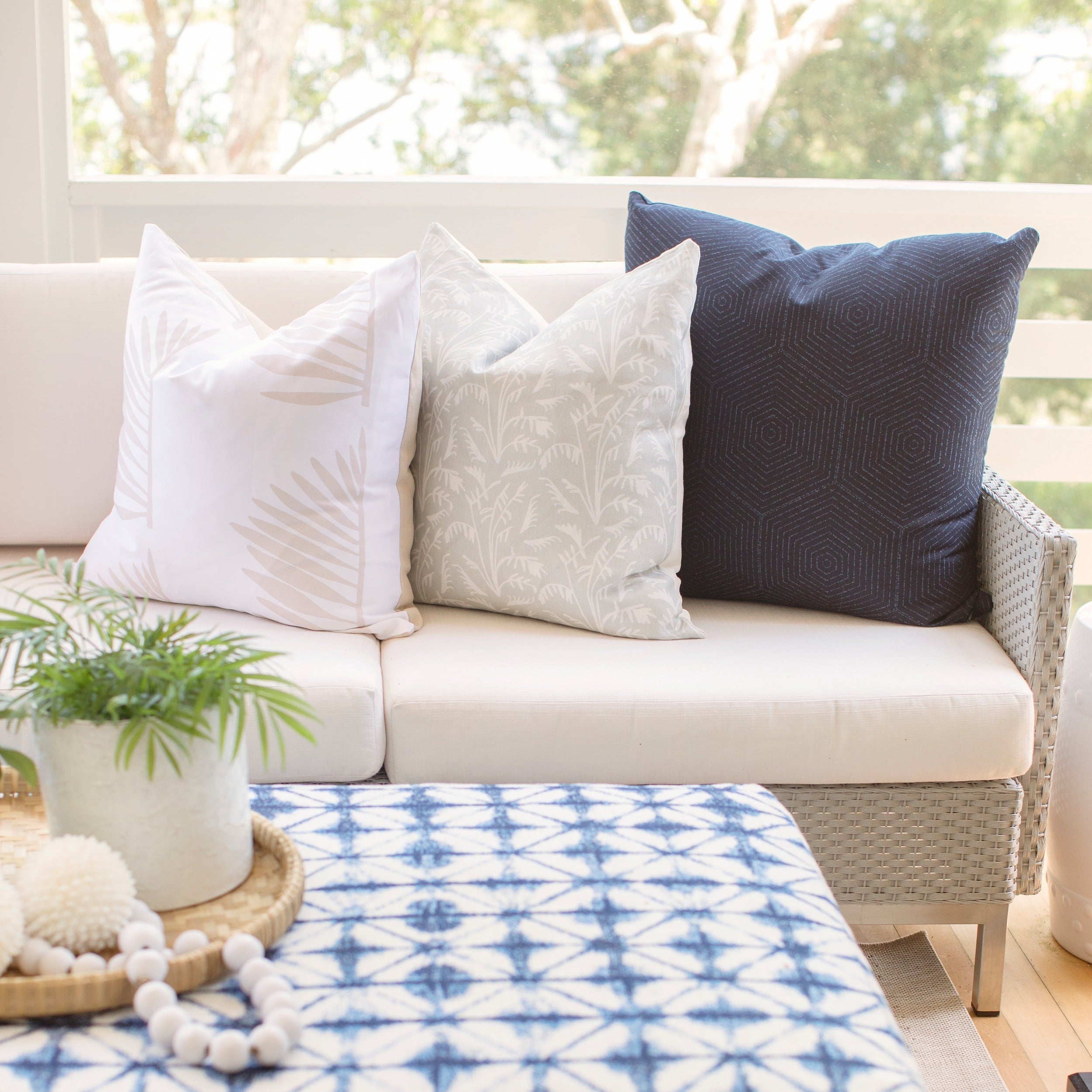 Lloyd Flanders Elements Cushioned Loveseat