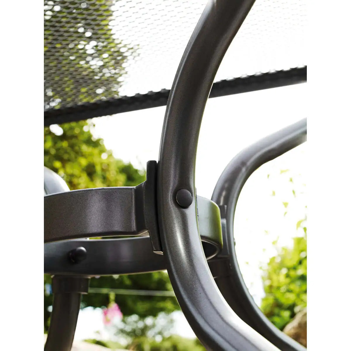 28-inch Round Mesh Top Table