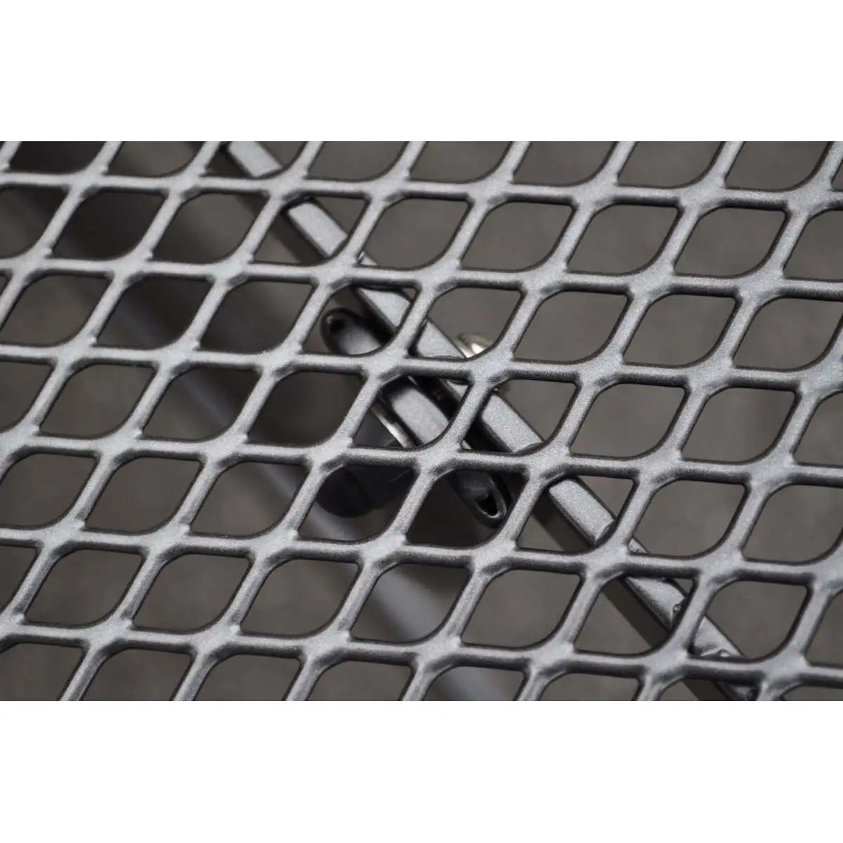 28-inch Round Mesh Top Table