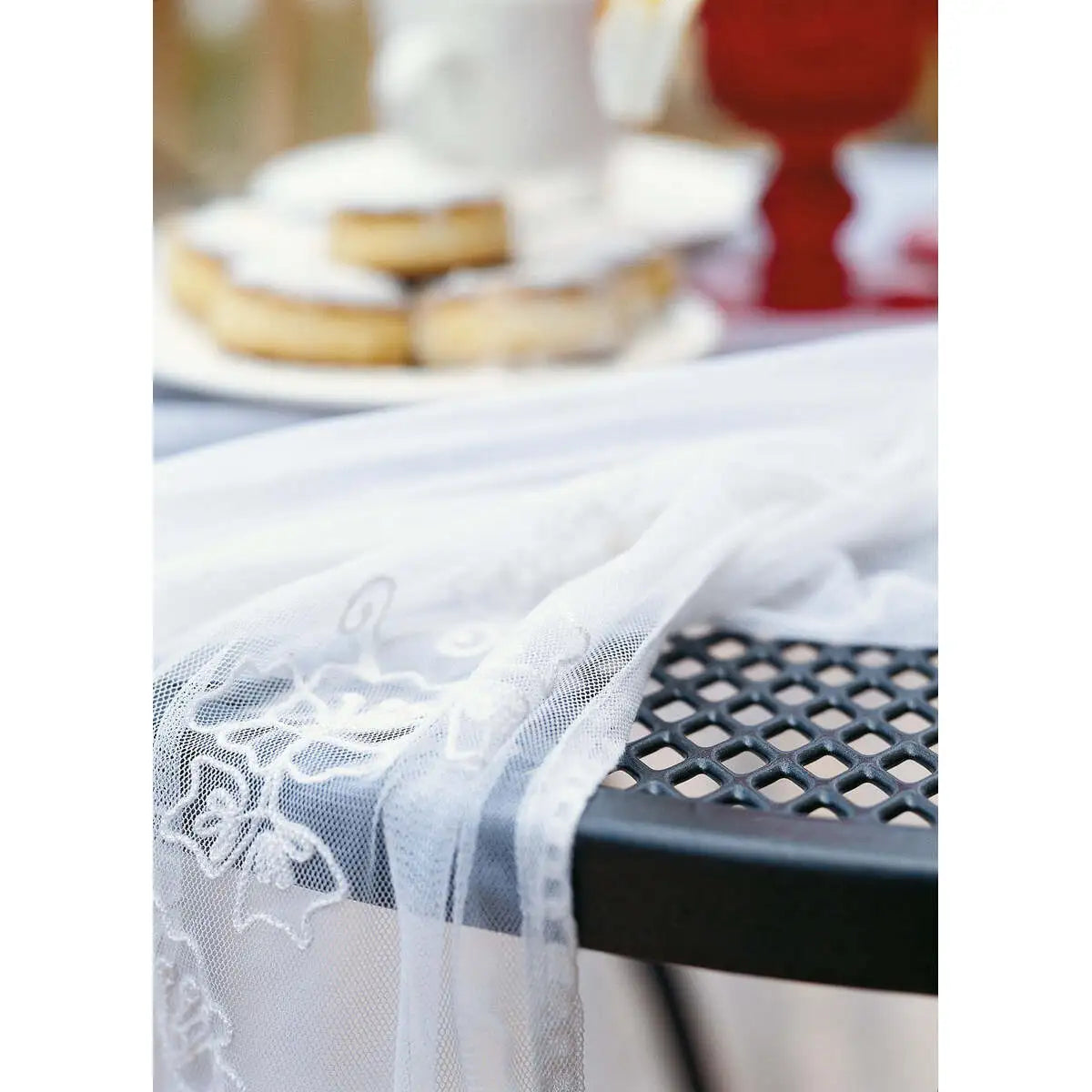 28-inch Round Mesh Top Table