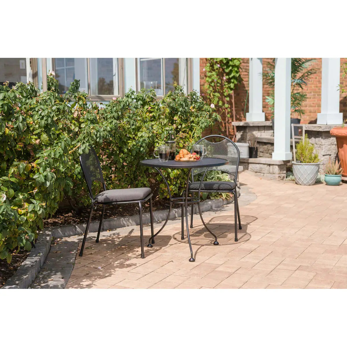 24-inch Round Mesh Top Table