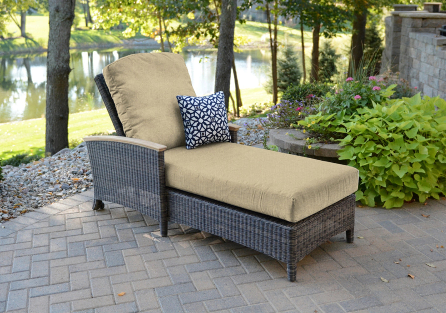 Bella Chaise Lounge view 32